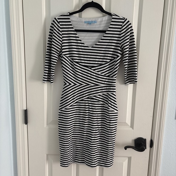 ANTONIO MELANI Dresses & Skirts - Antonio Melani Black/Ivory Striped Sheath V-Neck 3/4 Sleeve Knee Dress Size 2